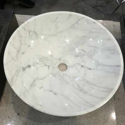 bassin rond en marbre blanc de Carrare