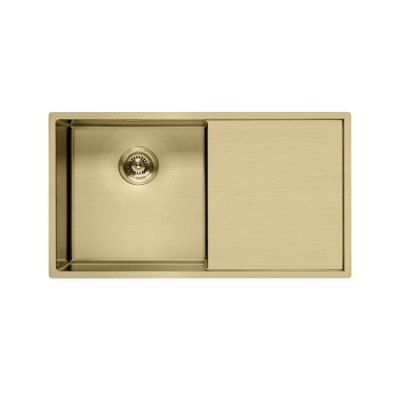 évier de cuisine doré clair avec égouttoir